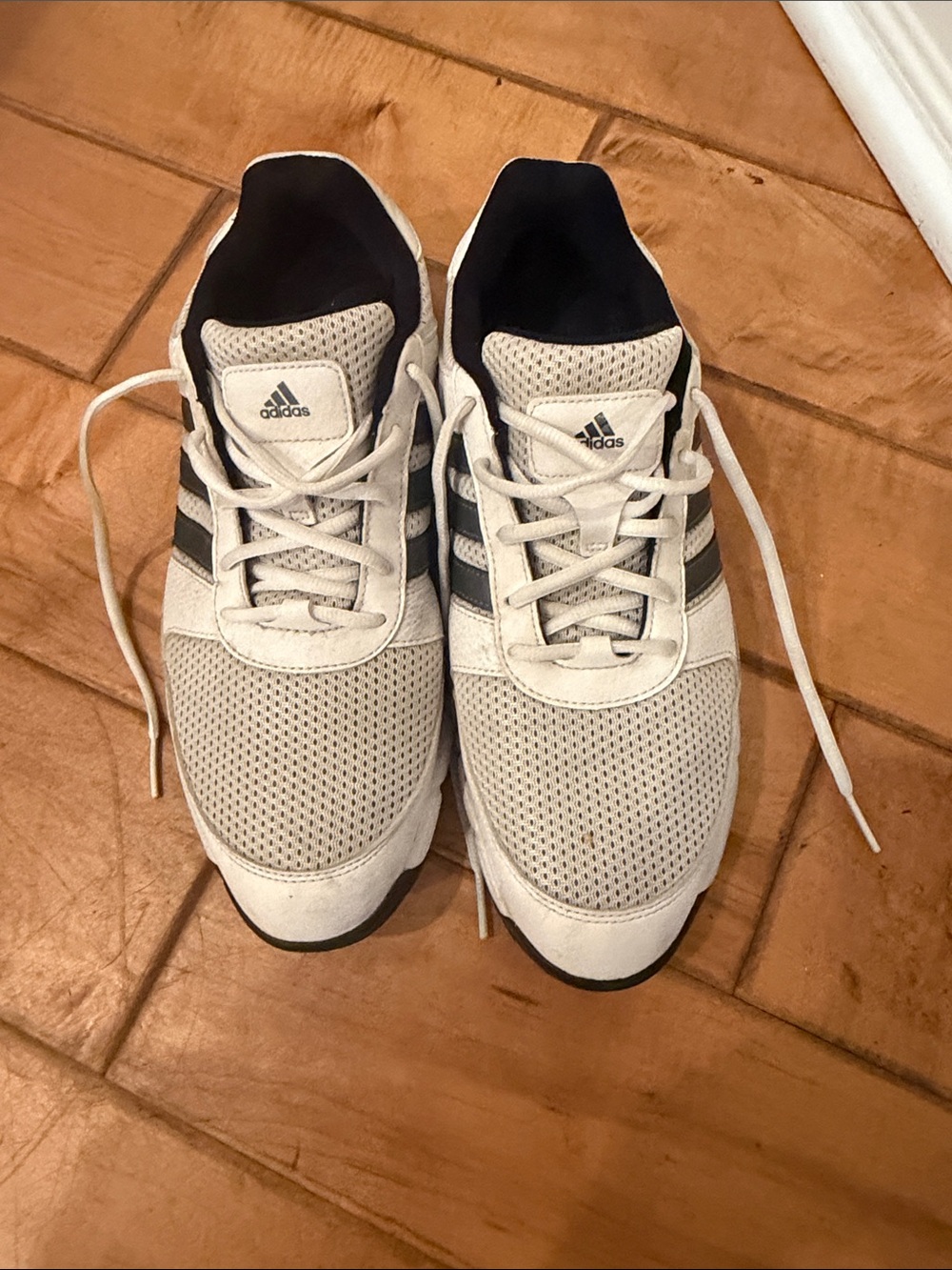 ⛳️ adidas Men’s White and Black Mesh Athletic Golf Shoes